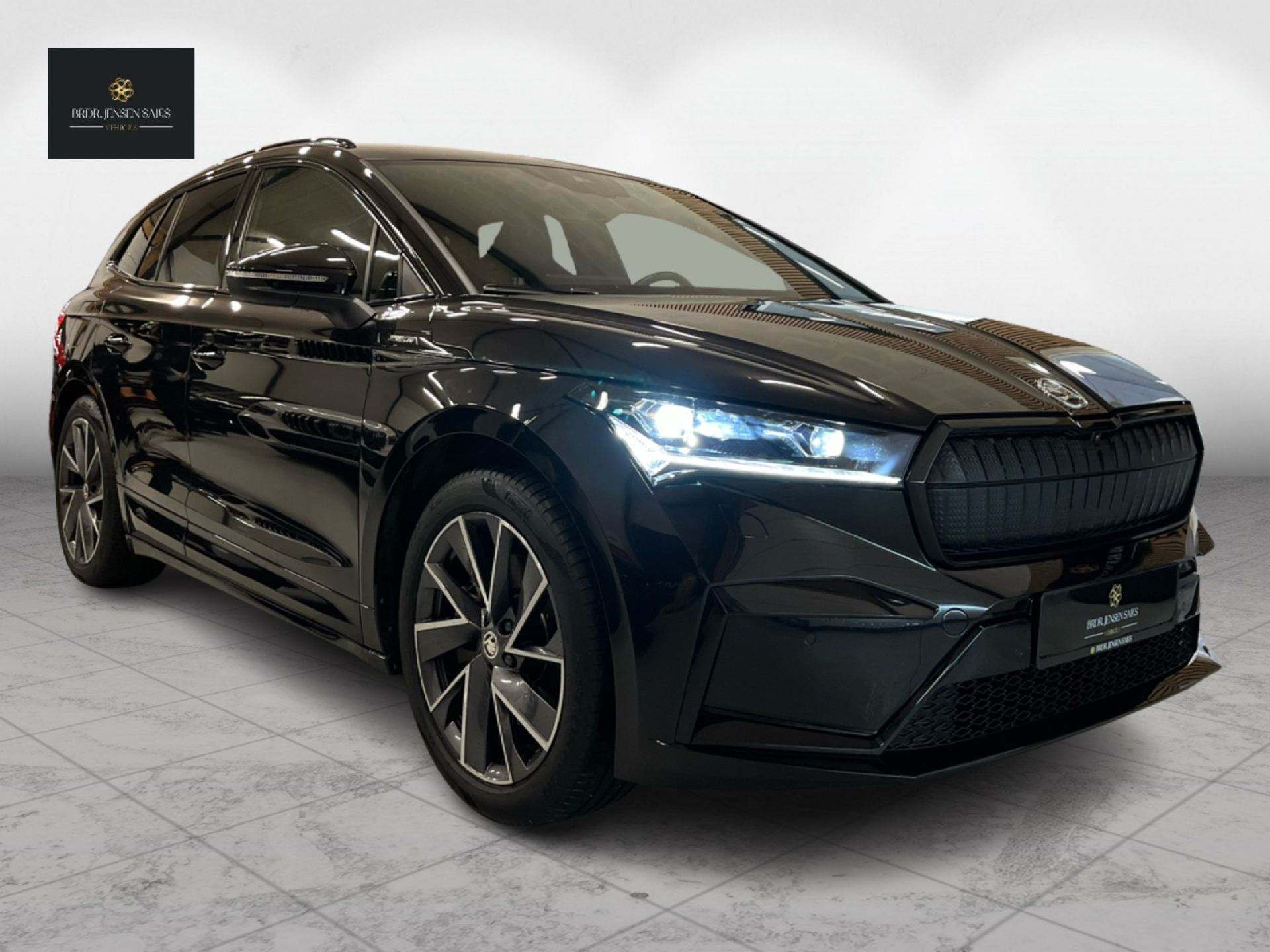 Sort Skoda Enyaq iV fra 2022 set udefra