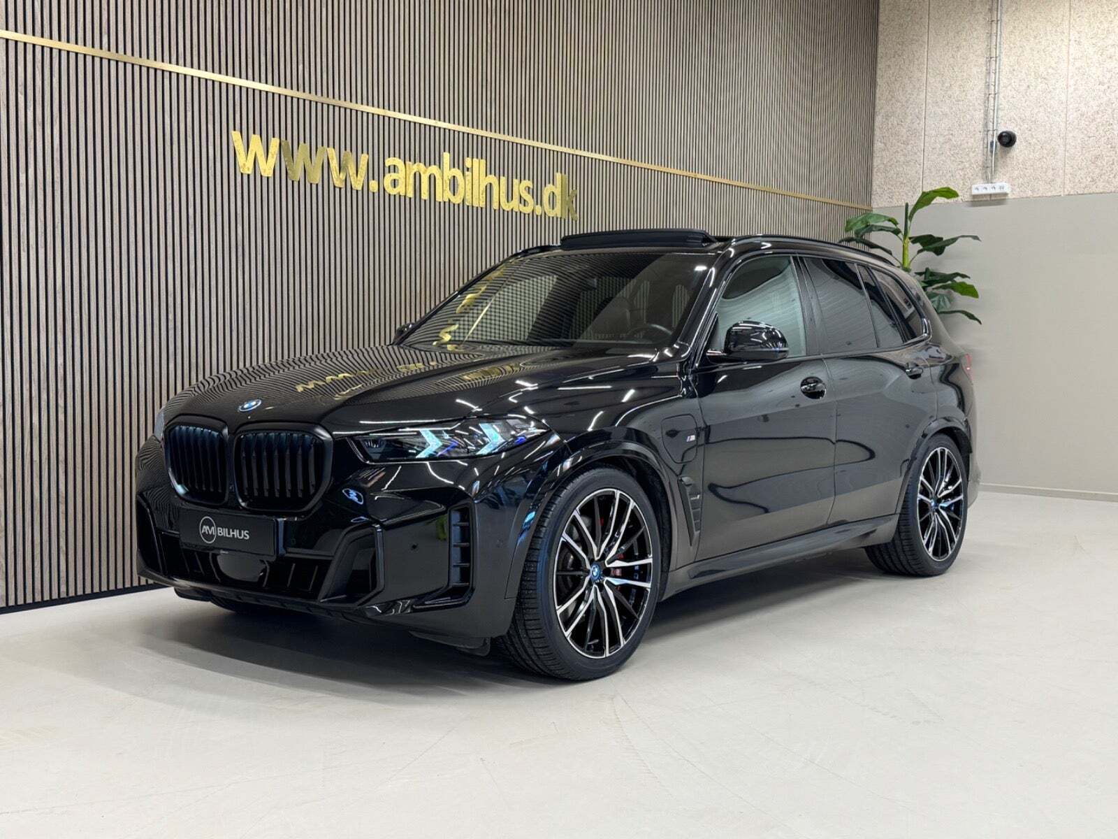 Sort BMW X5 fra 2024 set udefra