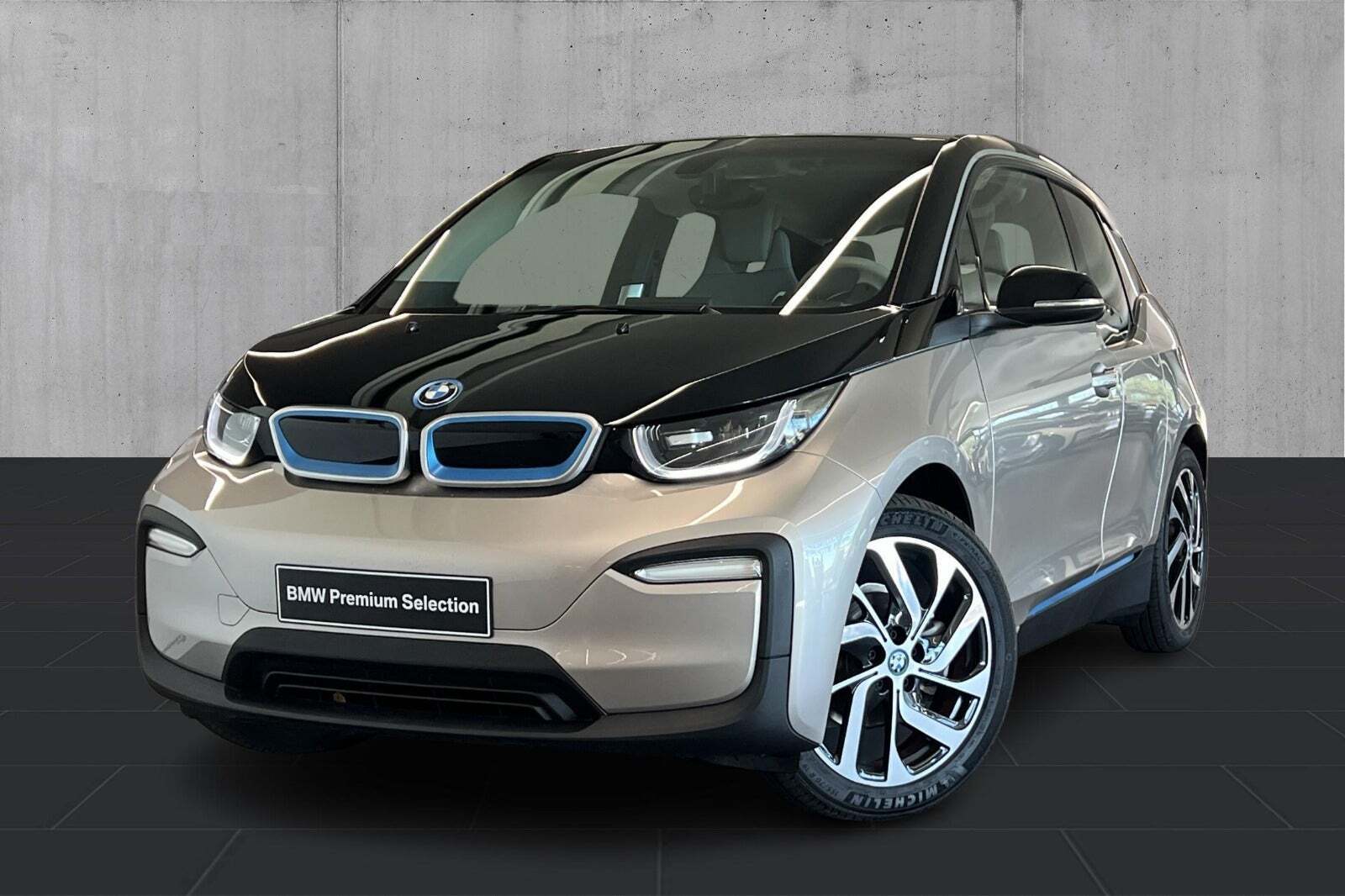 Orange BMW i3 fra 2021 set udefra
