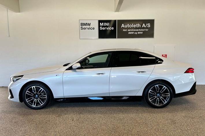 Hvid BMW i5 fra 2024