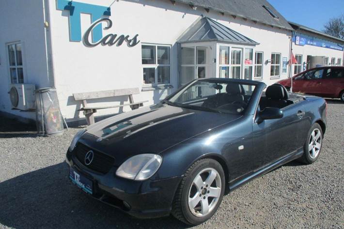 Sort Mercedes SLK230 fra 1997 set udefra