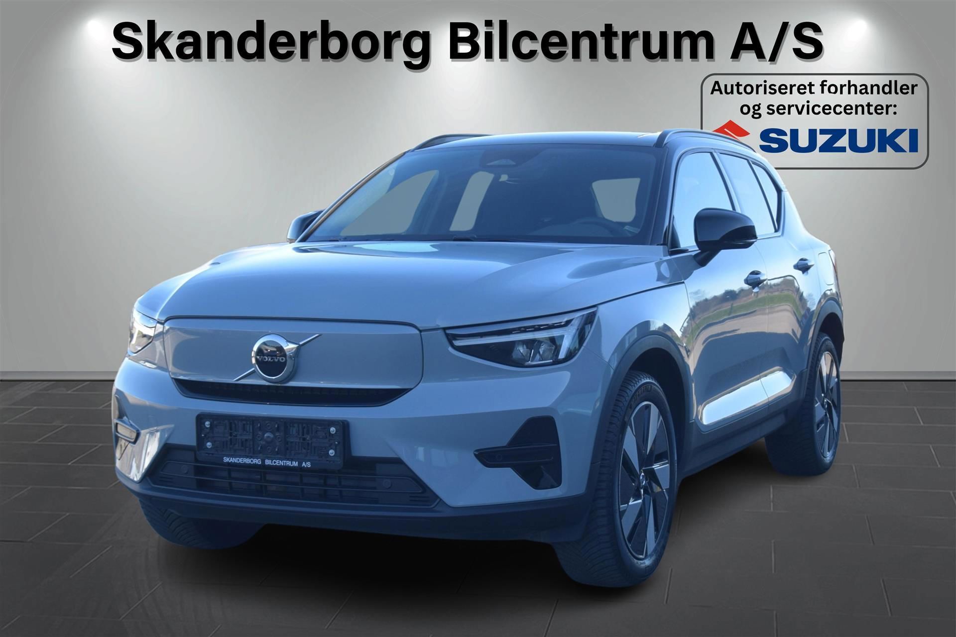 Grå Volvo XC40 fra 2023 set udefra