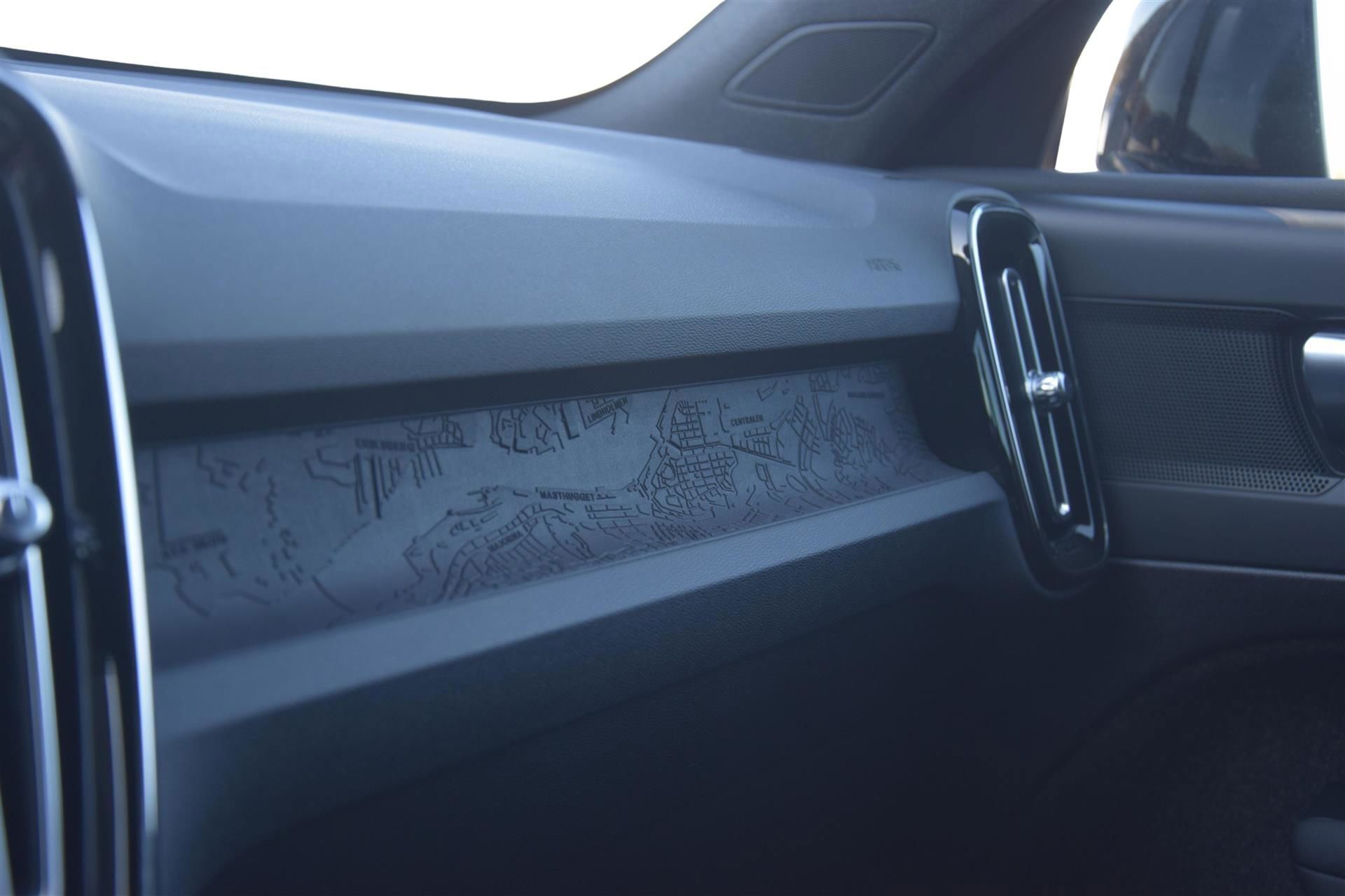 Grå Volvo XC40 fra 2023