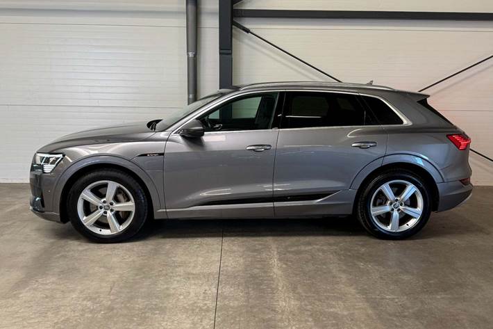 Grå Audi e-tron fra 2019
