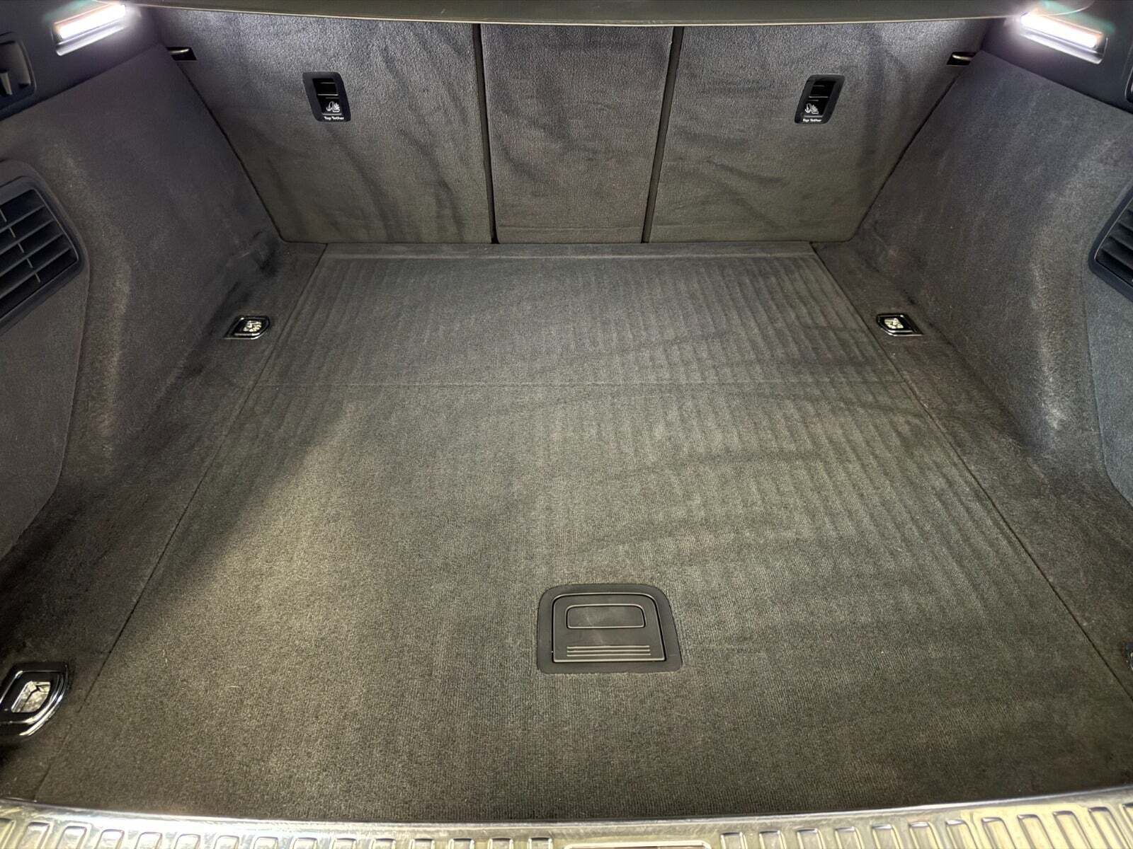 Grå Audi e-tron fra 2019