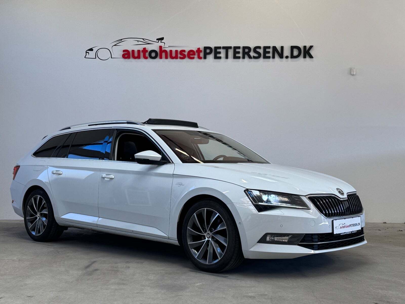 Hvid Skoda Superb fra 2017 set udefra