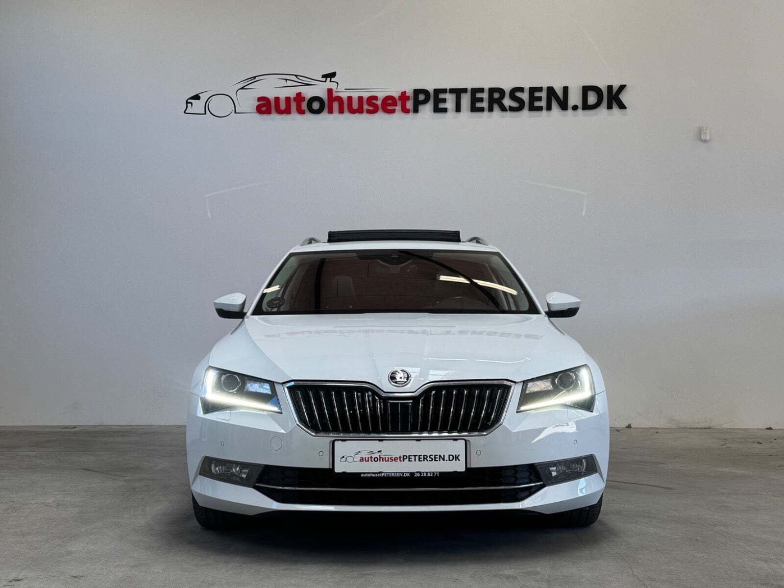Hvid Skoda Superb fra 2017