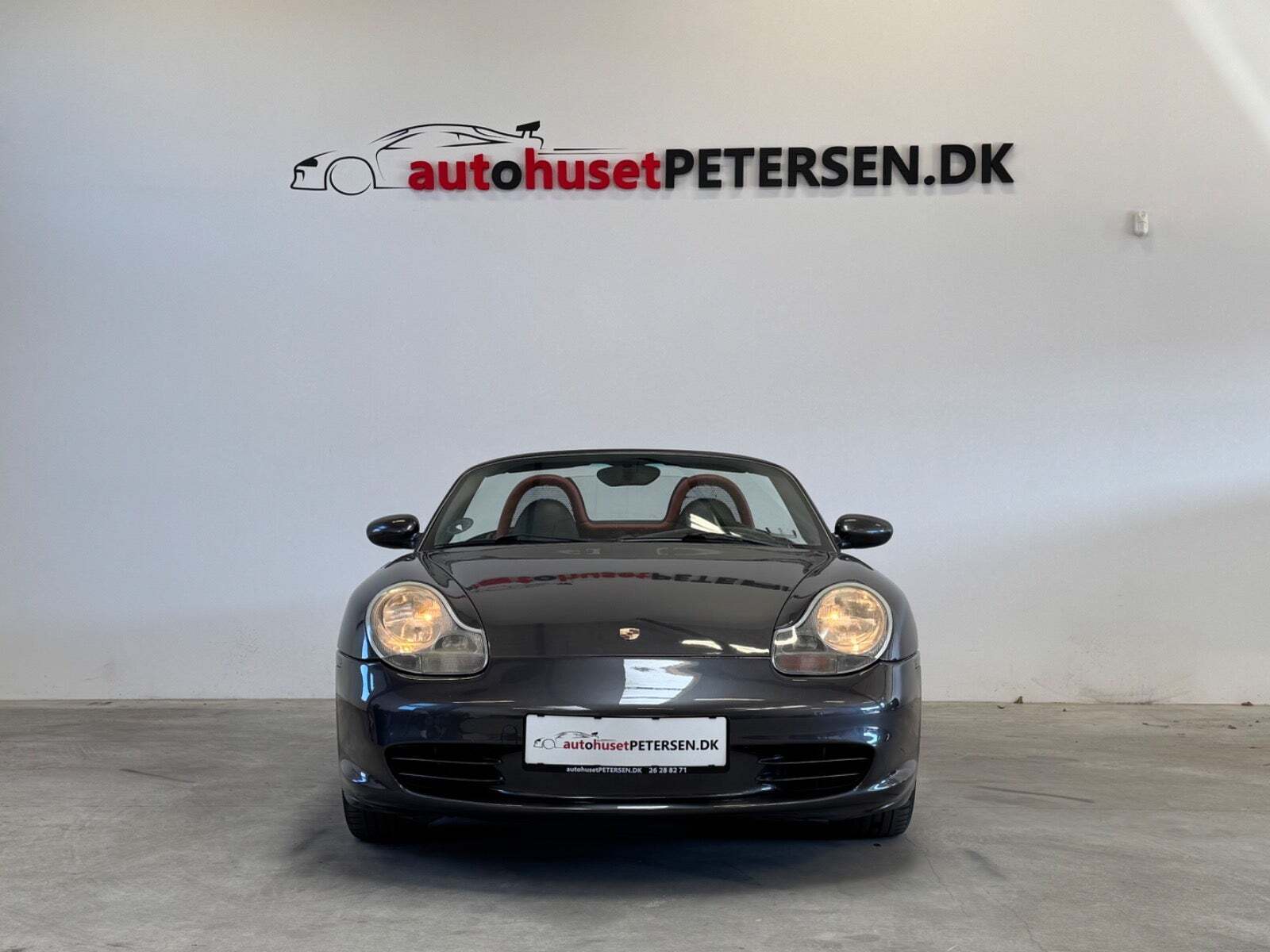 Grå Porsche Boxster S fra 2003 set udefra