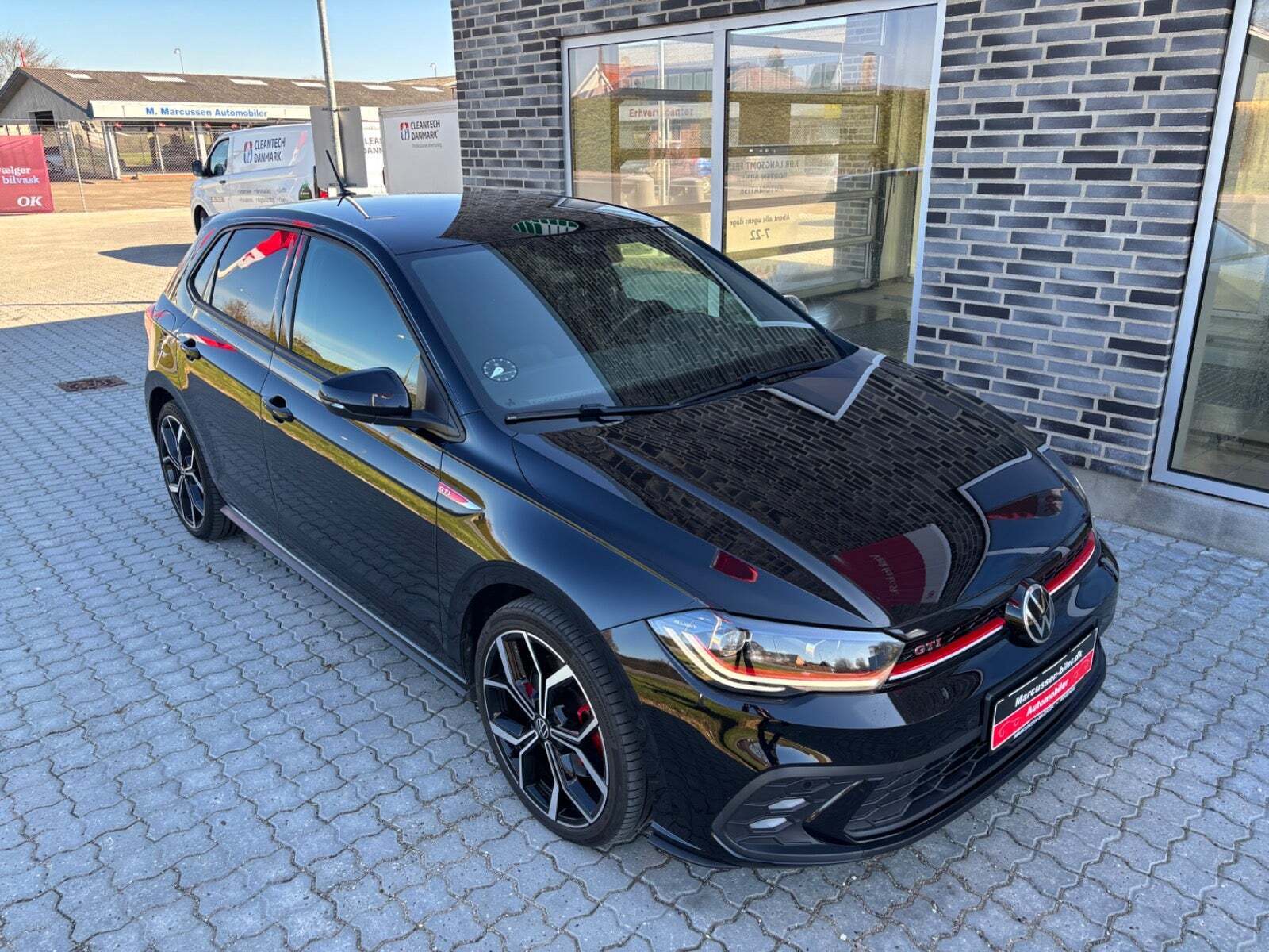 Sort VW Polo fra 2023 set udefra