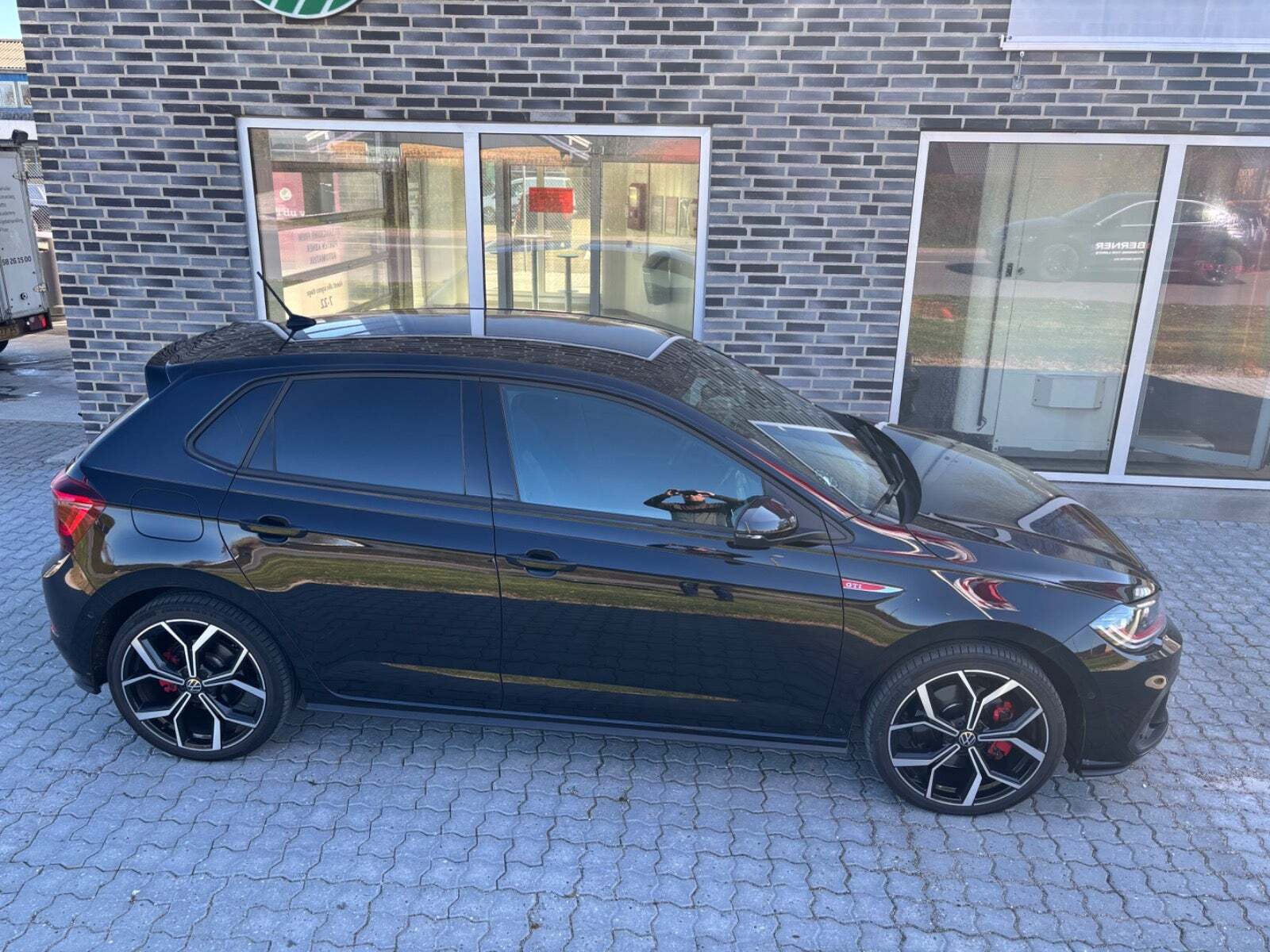 Sort VW Polo fra 2023