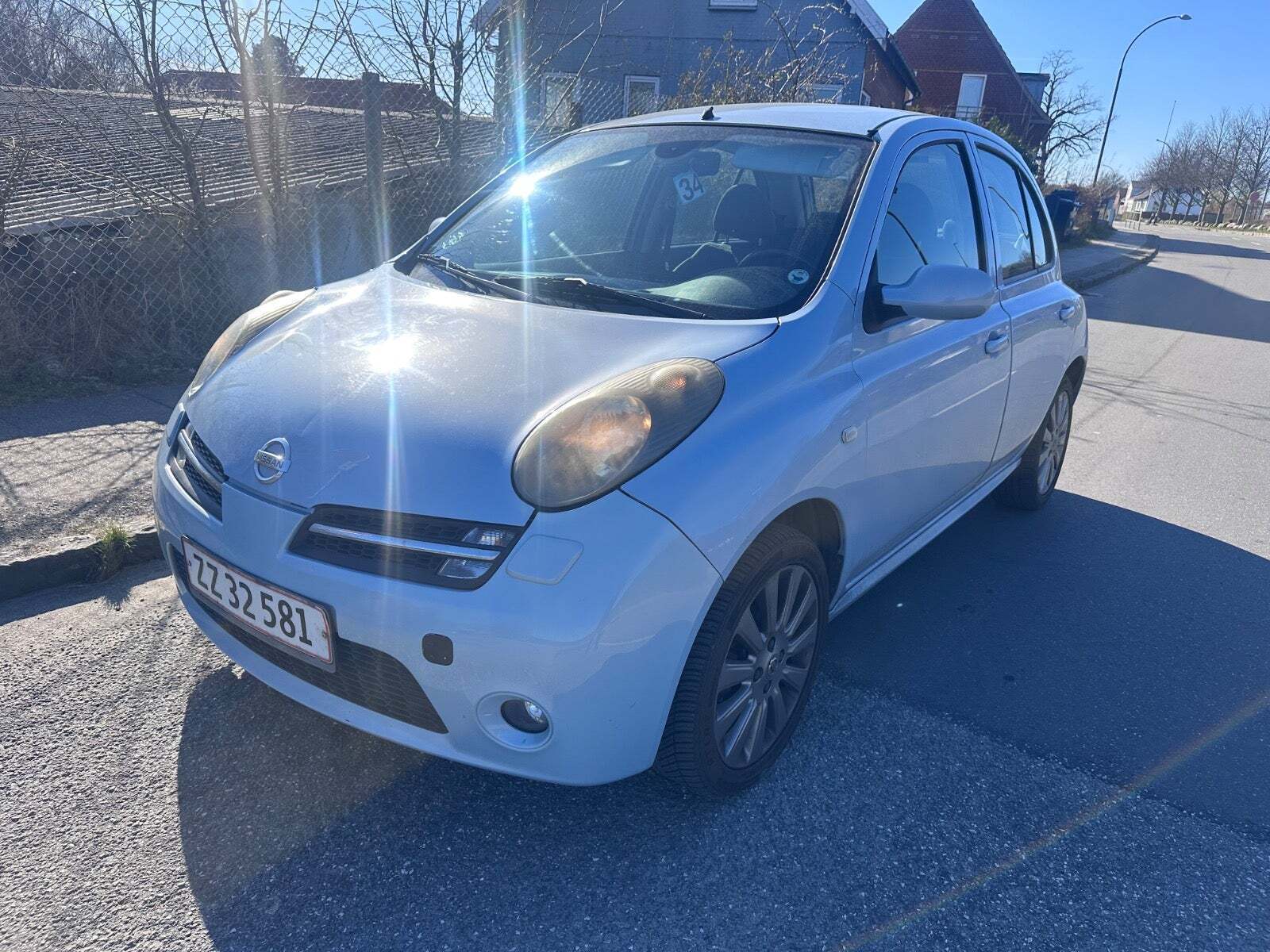 Grøn Nissan Micra fra 2007 set udefra