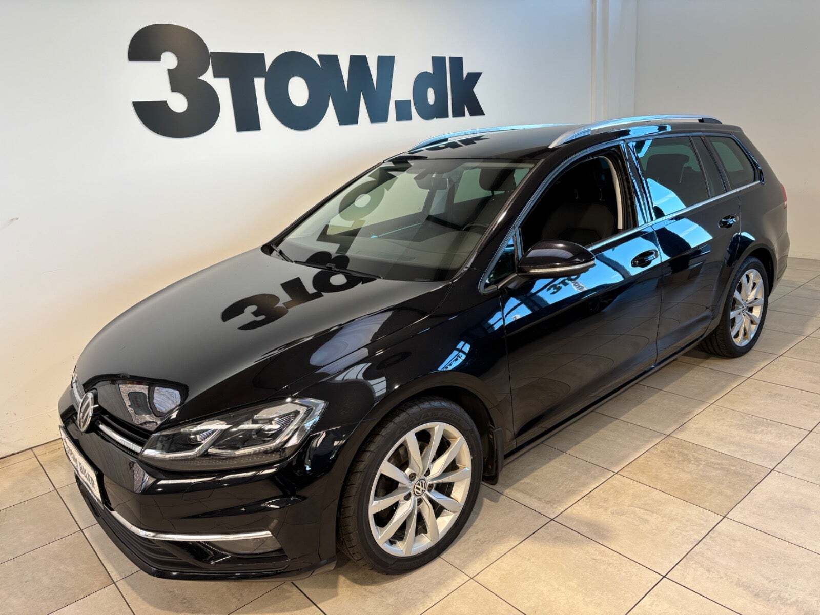 Sort VW Golf VII fra 2020 set udefra