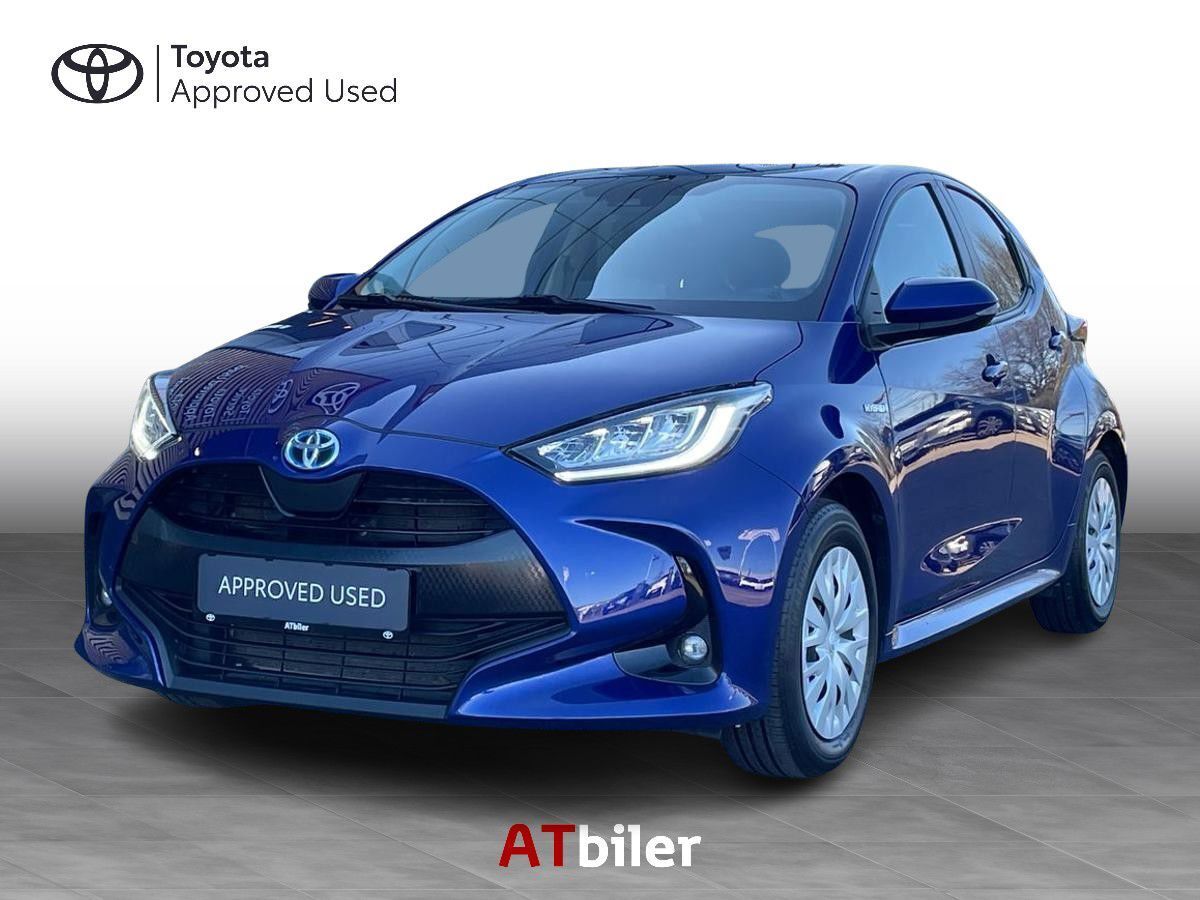 Blå Toyota Yaris fra 2021 set udefra