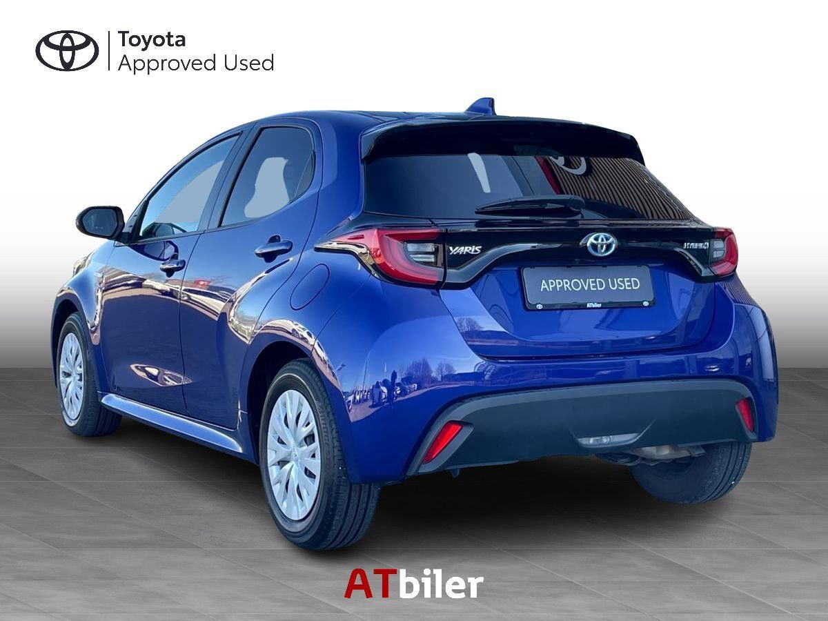 Blå Toyota Yaris fra 2021