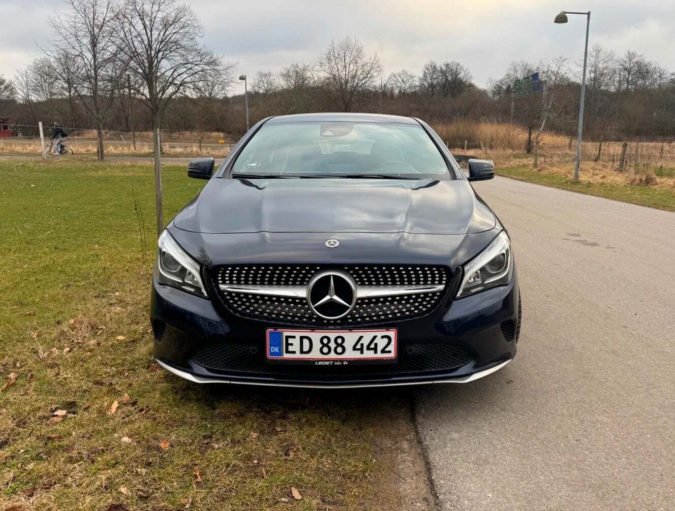 Sort Mercedes CLA200 d fra 2017 set udefra