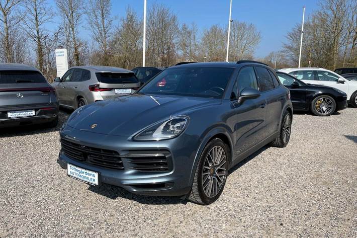 Blå Porsche Cayenne S fra 2018 set udefra