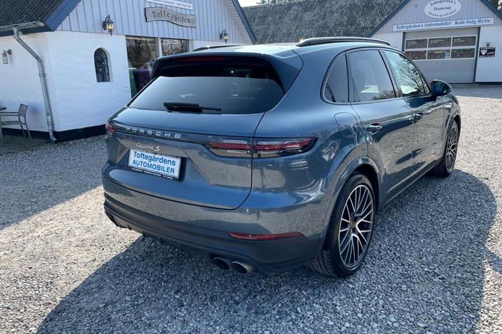 Blå Porsche Cayenne S fra 2018