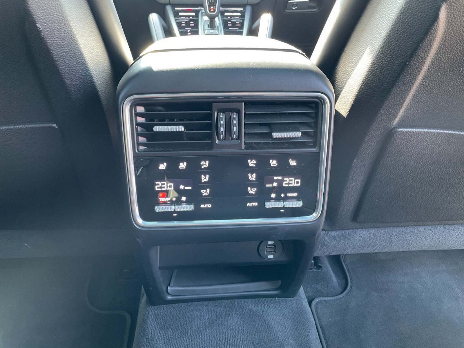 Blå Porsche Cayenne S fra 2018 set indefra