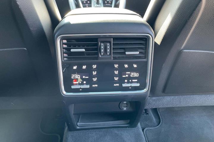 Blå Porsche Cayenne S fra 2018 set indefra