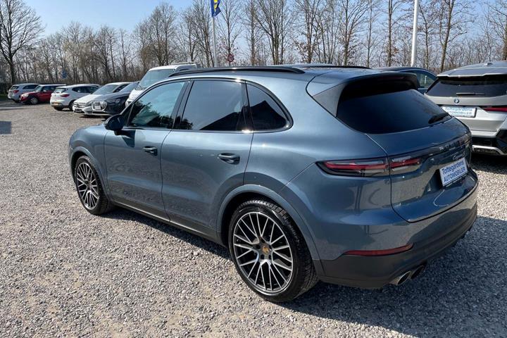 Blå Porsche Cayenne S fra 2018