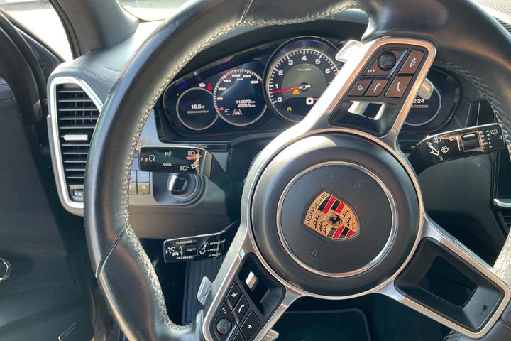 Blå Porsche Cayenne S fra 2018
