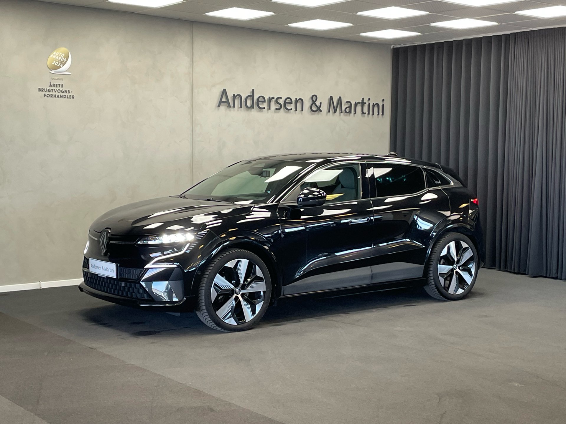 Sort Renault Mégane fra 2023 set udefra