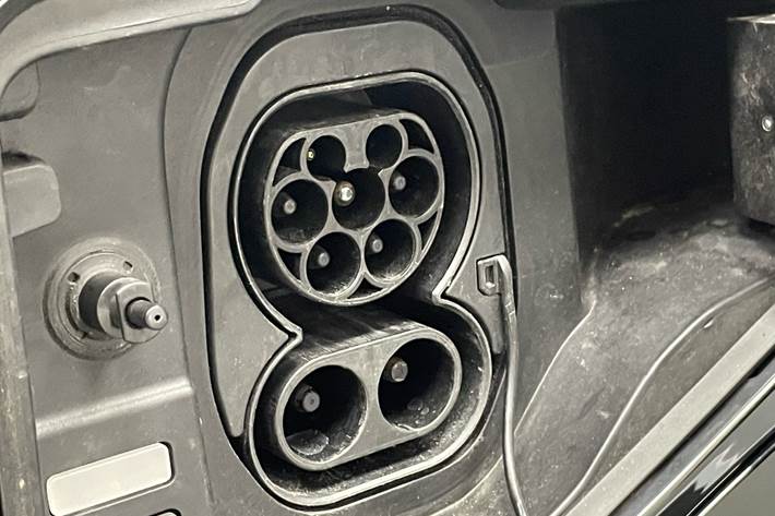 Sort Renault Mégane fra 2023 set udefra