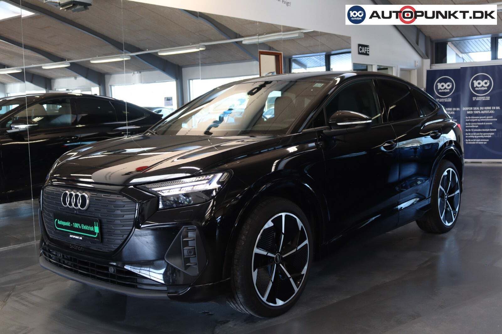 Sort Audi Q4 e-tron fra 2023 set udefra