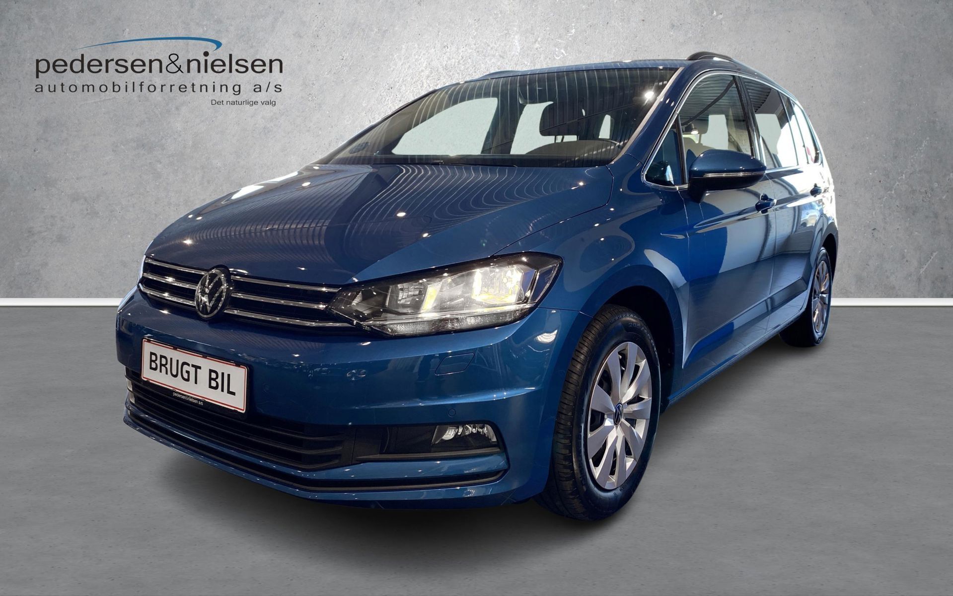 Blå VW Touran fra 2021 set udefra