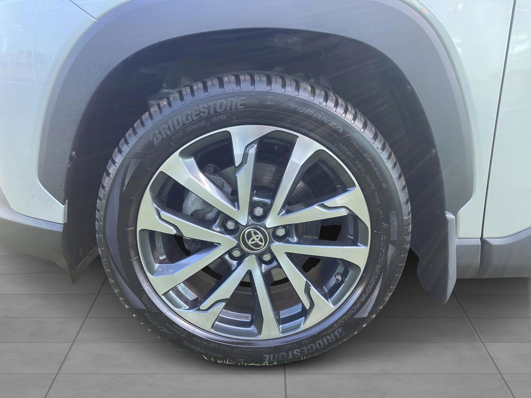 Sølv Toyota Corolla Cross fra 2024