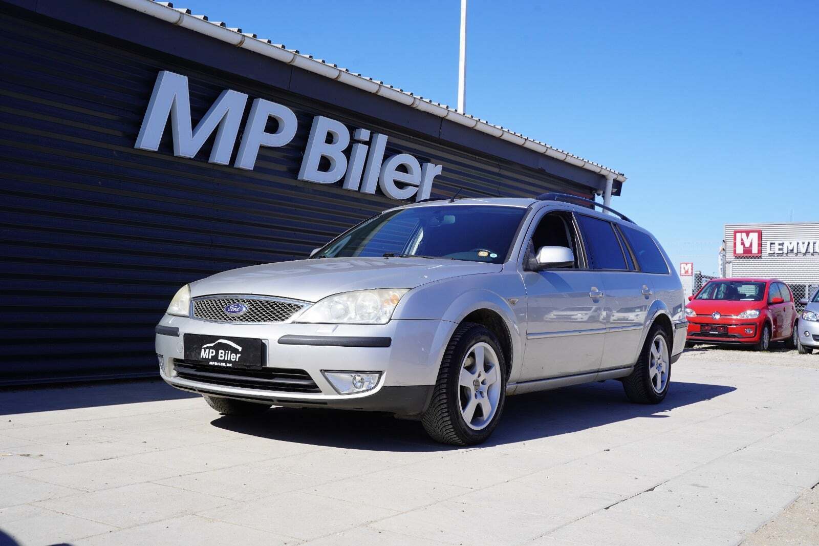 Sølv Ford Mondeo fra 2005 set udefra