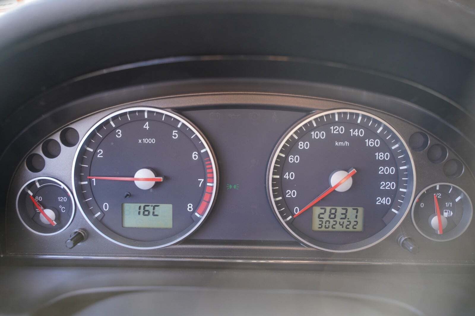 Sølv Ford Mondeo fra 2005