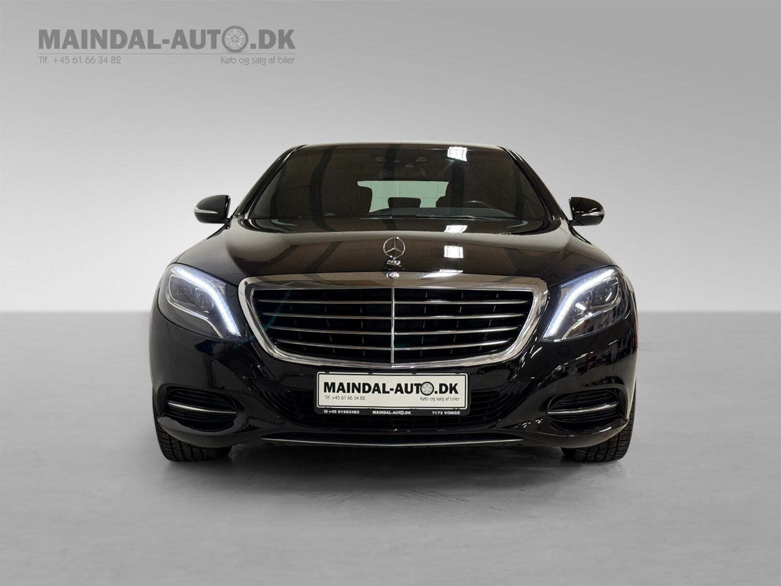 Sort Mercedes S350 fra 2014 set udefra