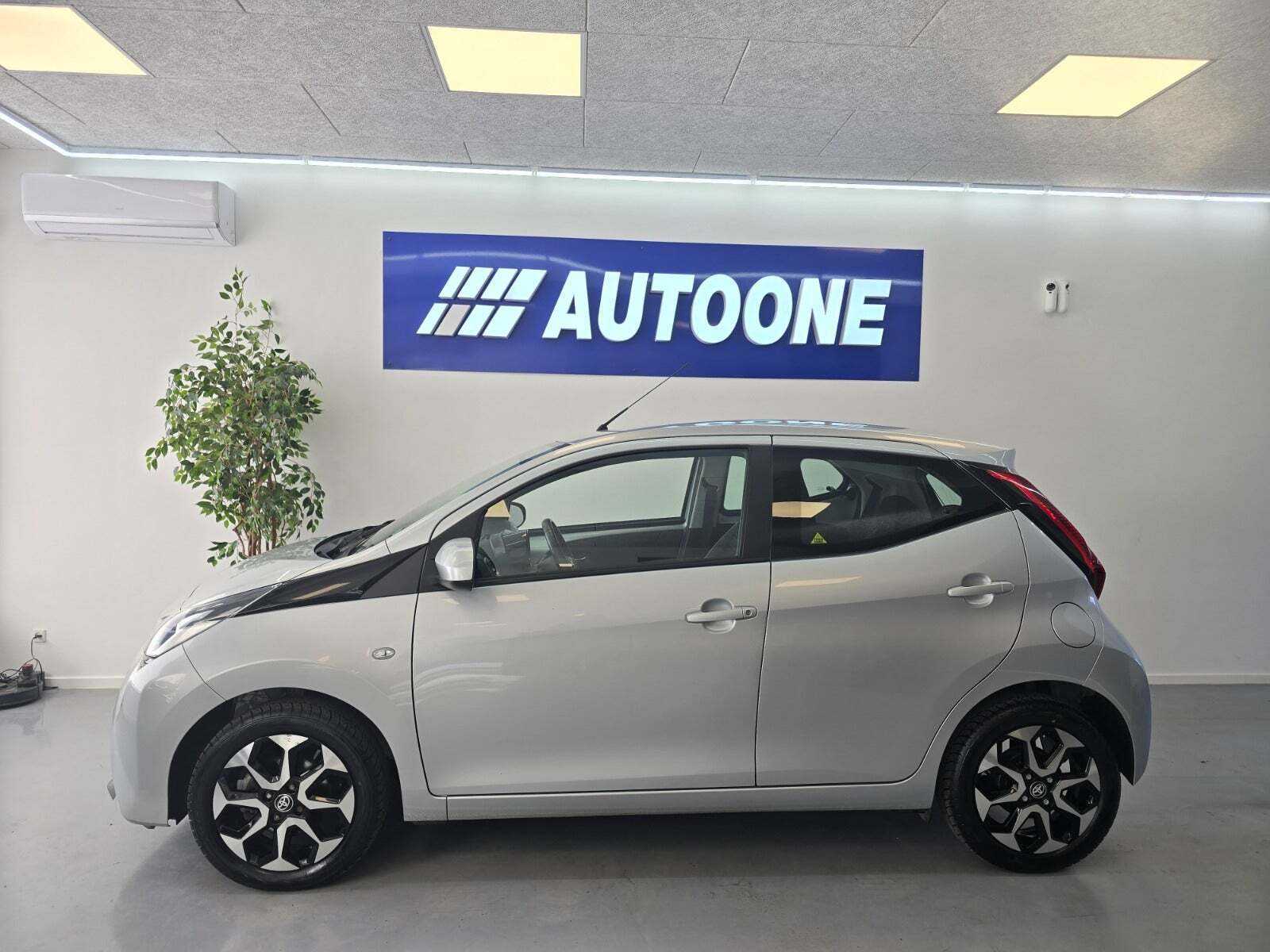 Sølv Toyota Aygo fra 2018