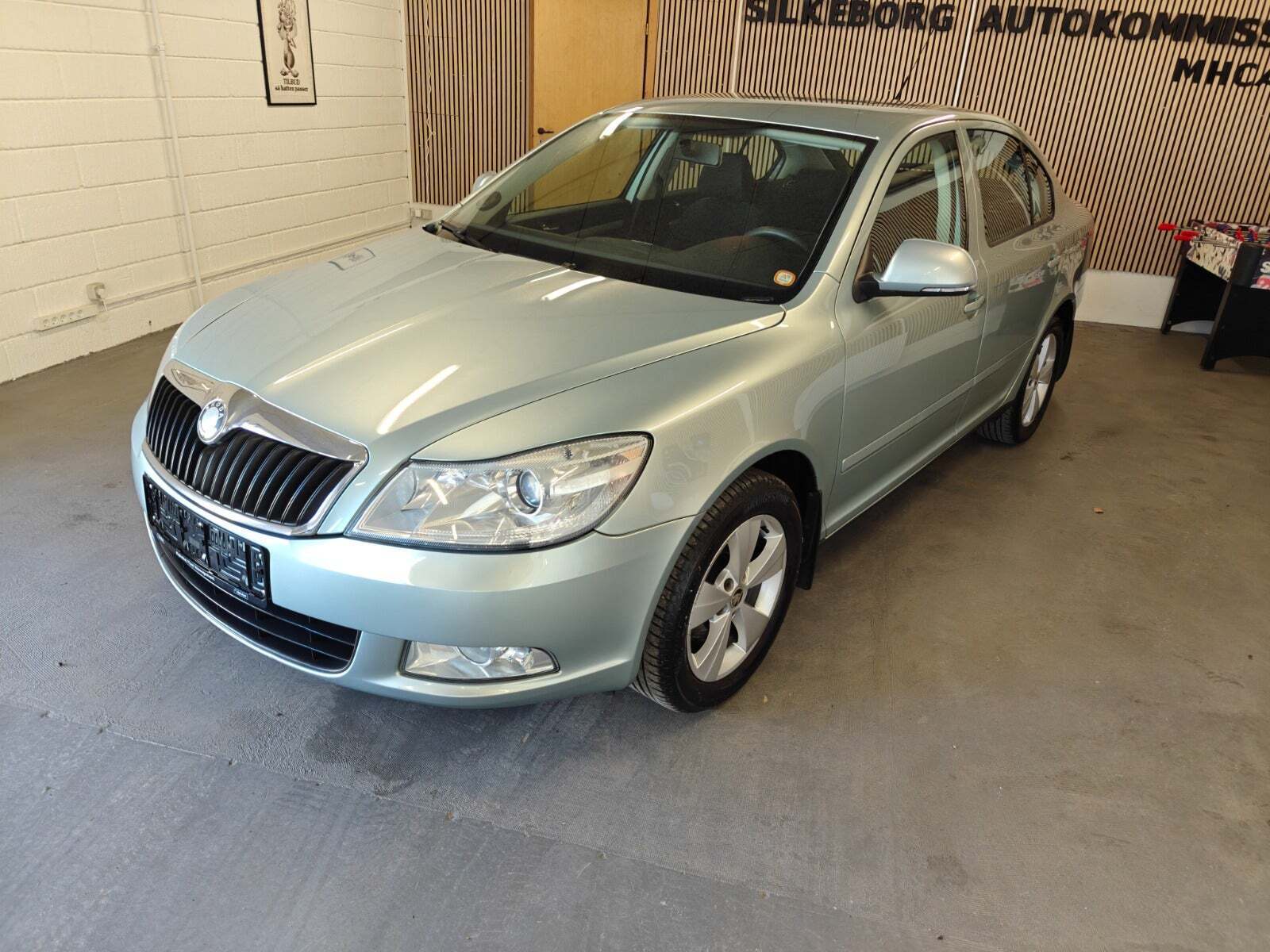 Gul Skoda Octavia fra 2009 set udefra