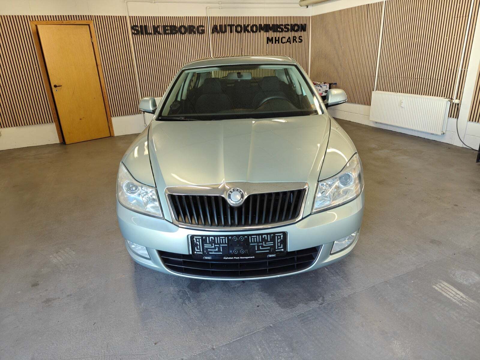 Gul Skoda Octavia fra 2009