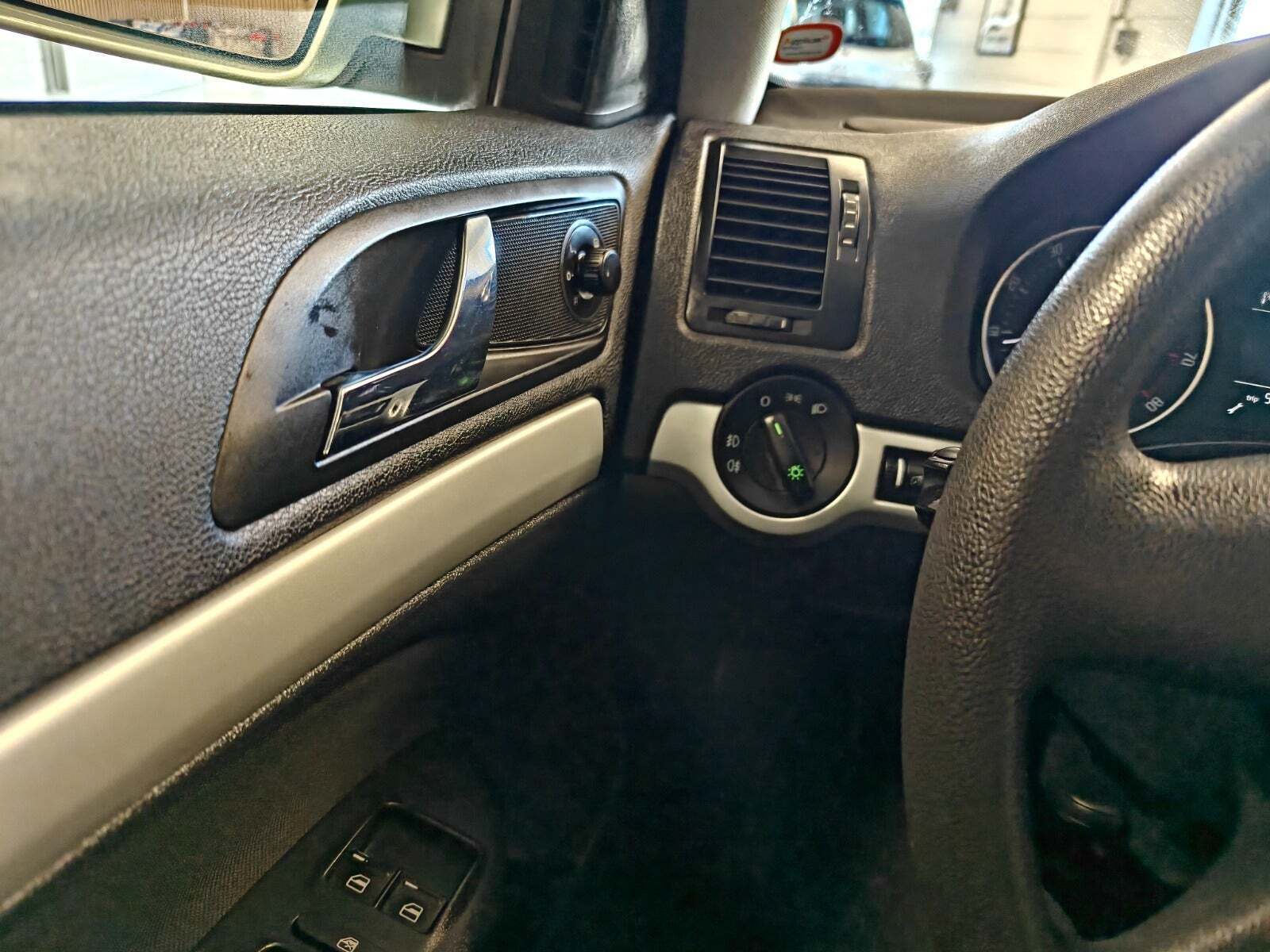 Gul Skoda Octavia fra 2009