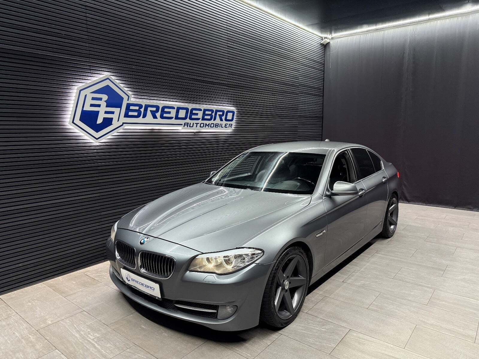 Grå BMW 520d fra 2011
