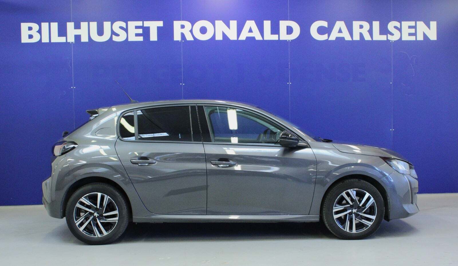 Grå Peugeot 208 fra 2024