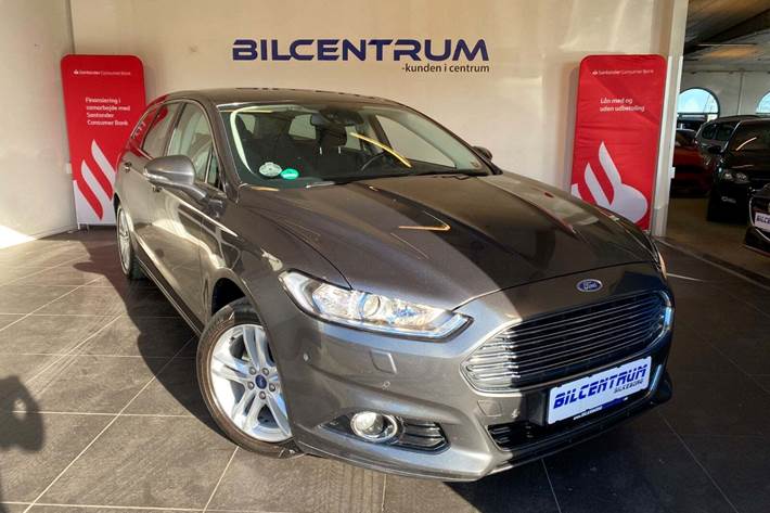 Grå Ford Mondeo fra 2015 set udefra