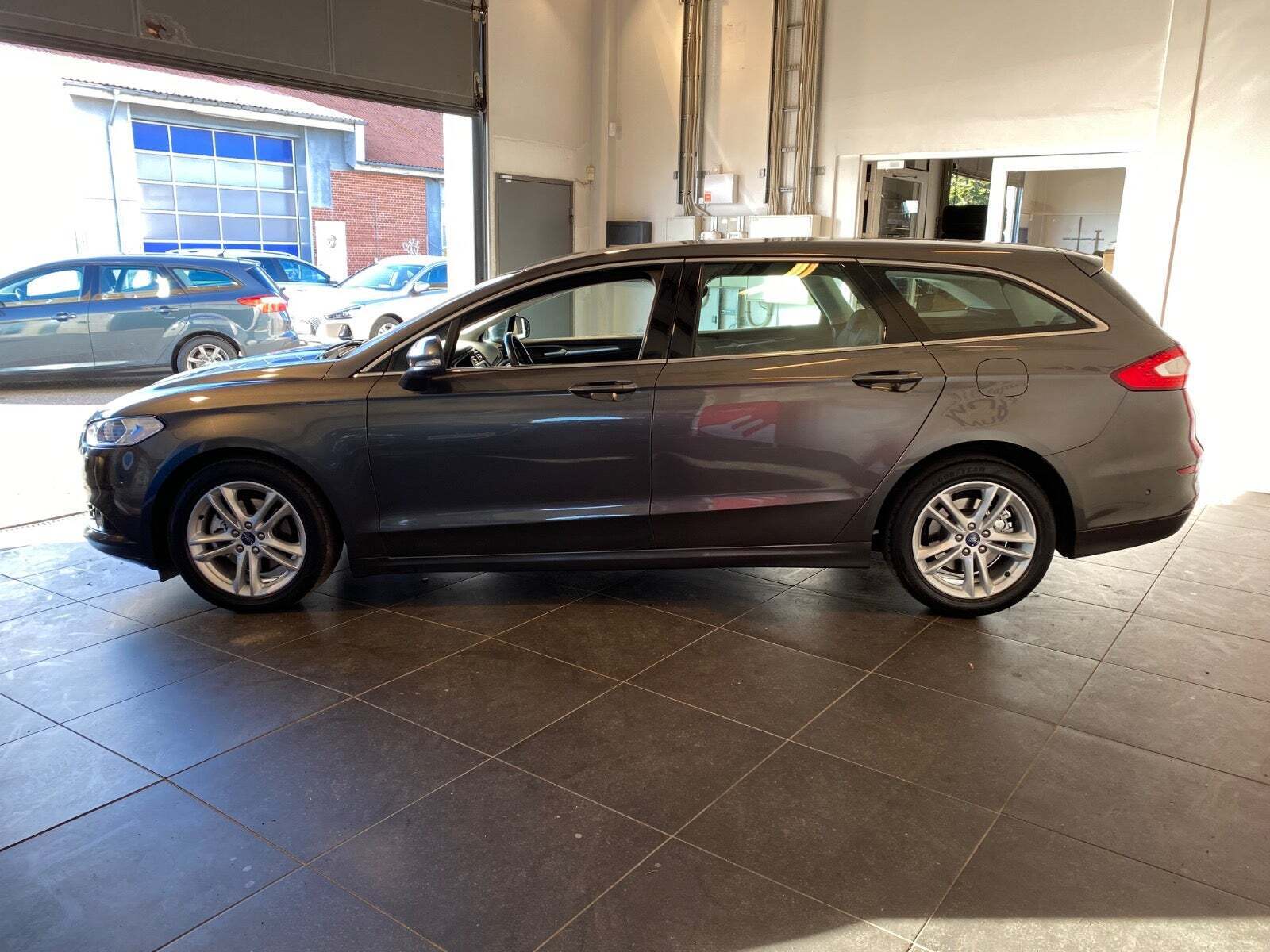 Grå Ford Mondeo fra 2015