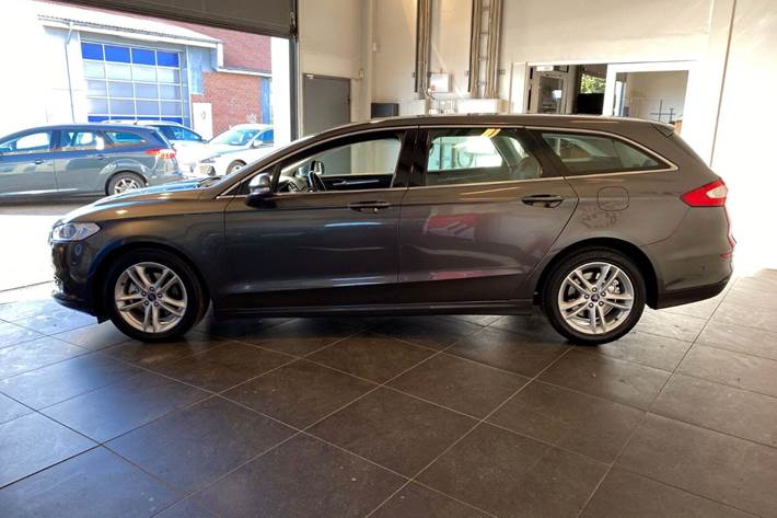 Grå Ford Mondeo fra 2015