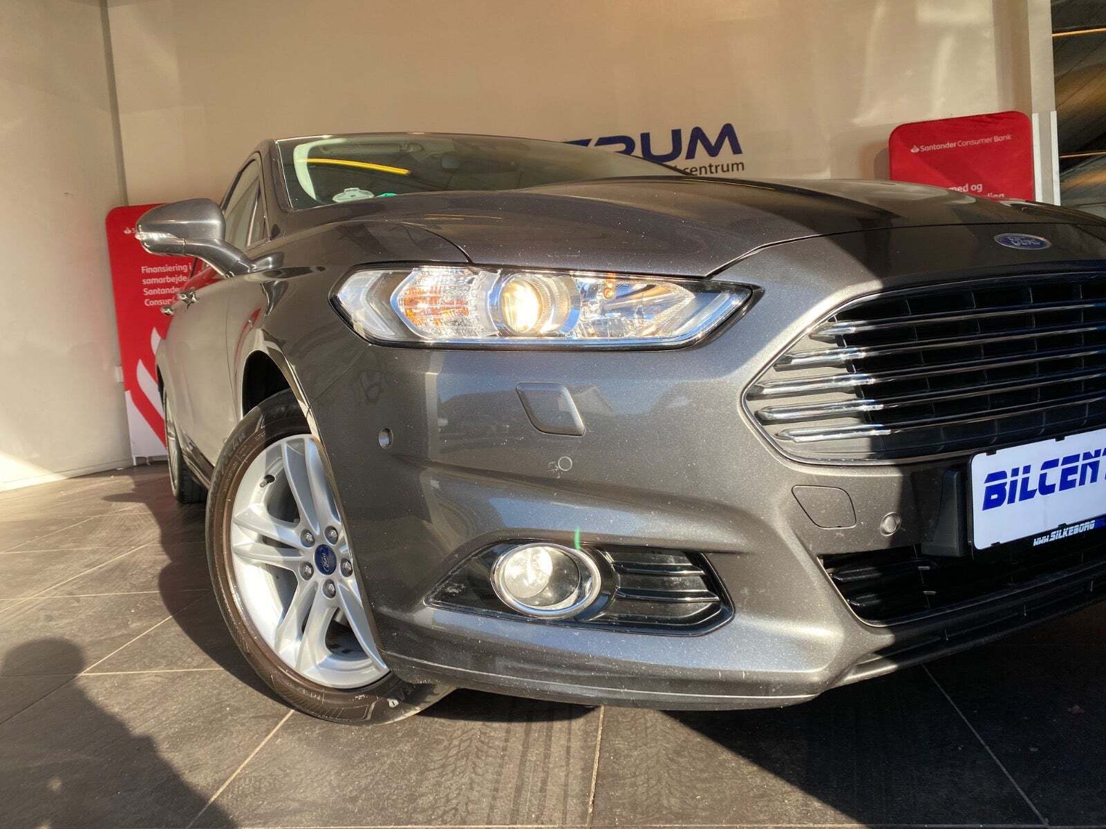 Grå Ford Mondeo fra 2015