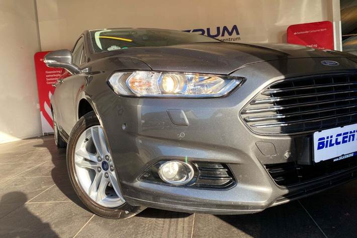 Grå Ford Mondeo fra 2015