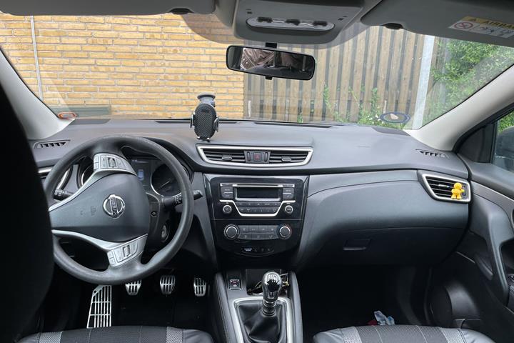 Grå Nissan Qashqai fra 2014