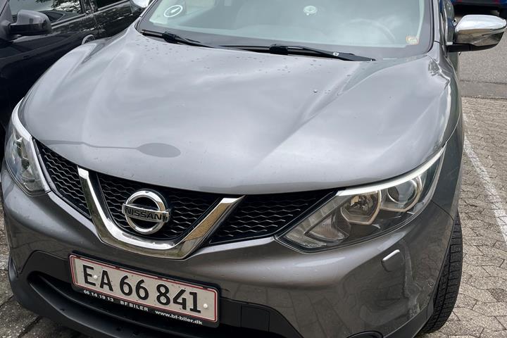 Grå Nissan Qashqai fra 2014