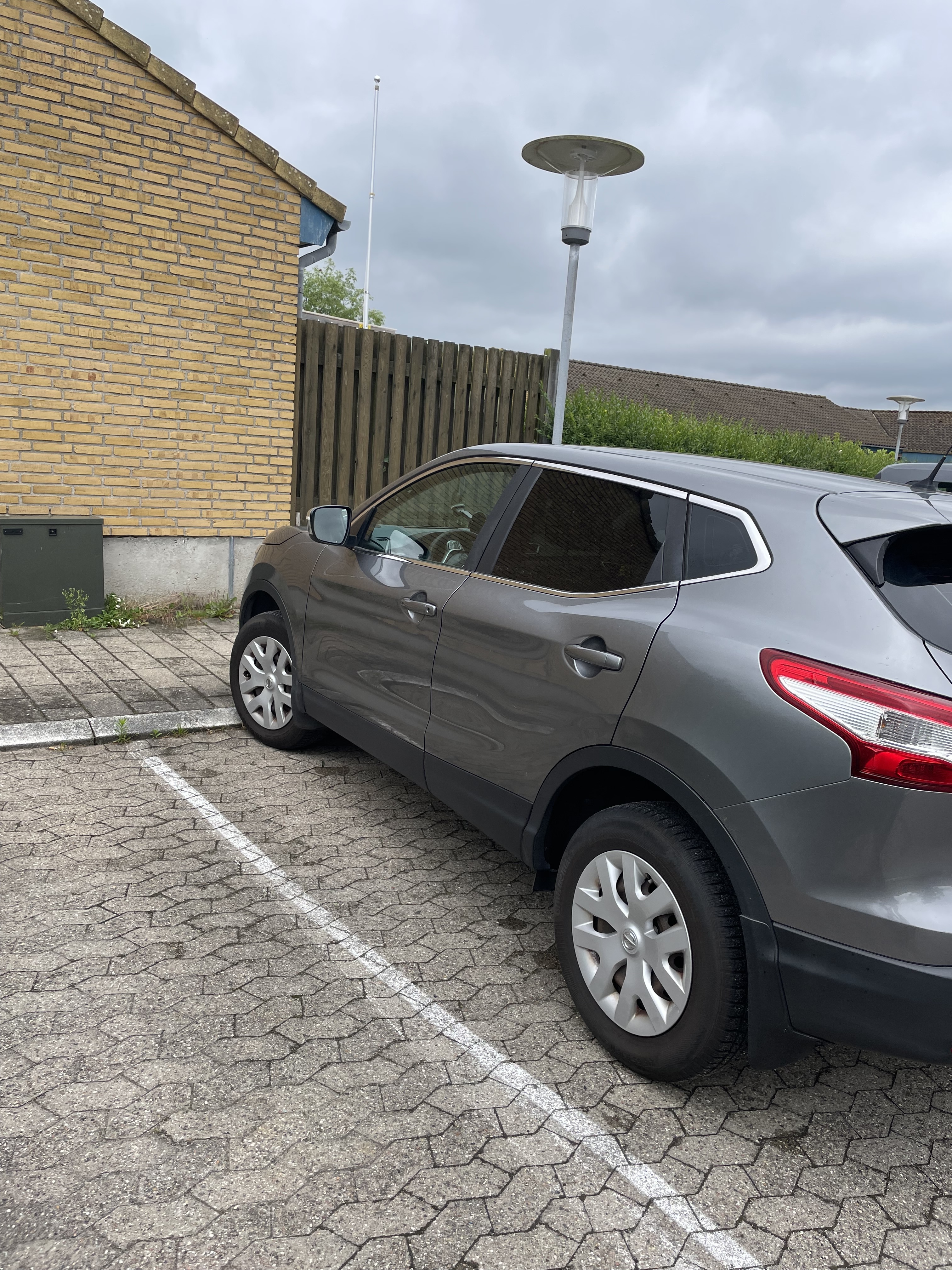 Grå Nissan Qashqai fra 2014