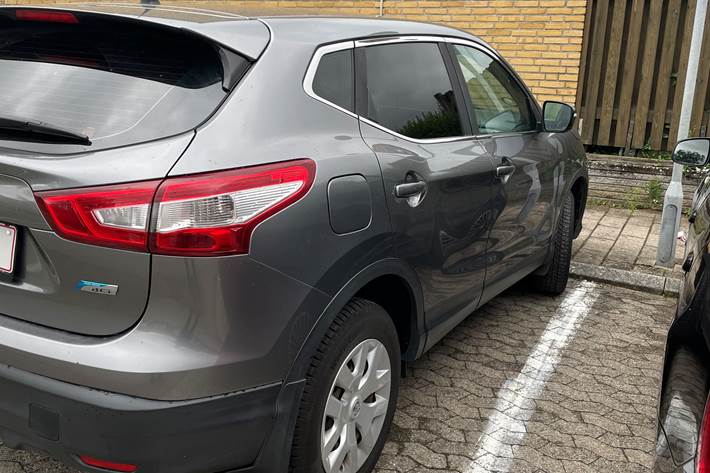 Grå Nissan Qashqai fra 2014