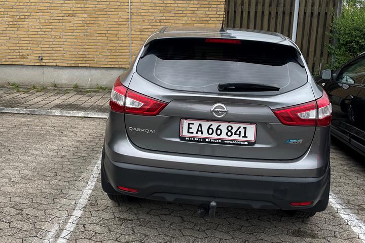 Grå Nissan Qashqai fra 2014