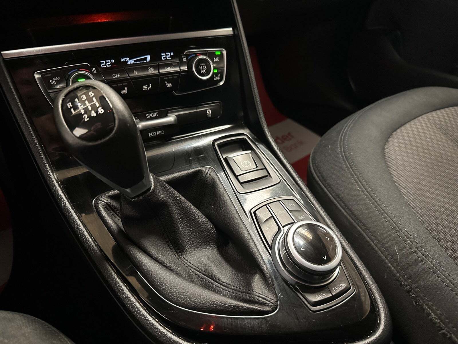 Grå BMW 220d fra 2016 set indefra